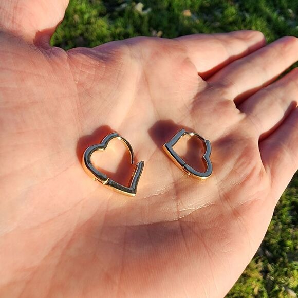 Heart Hoop Huggie Earrings in Yellow Gold - Picture 6 of 6